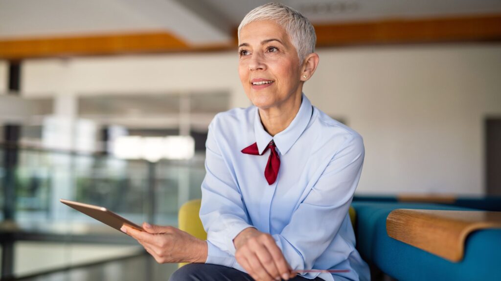elder business woman holding a tablet