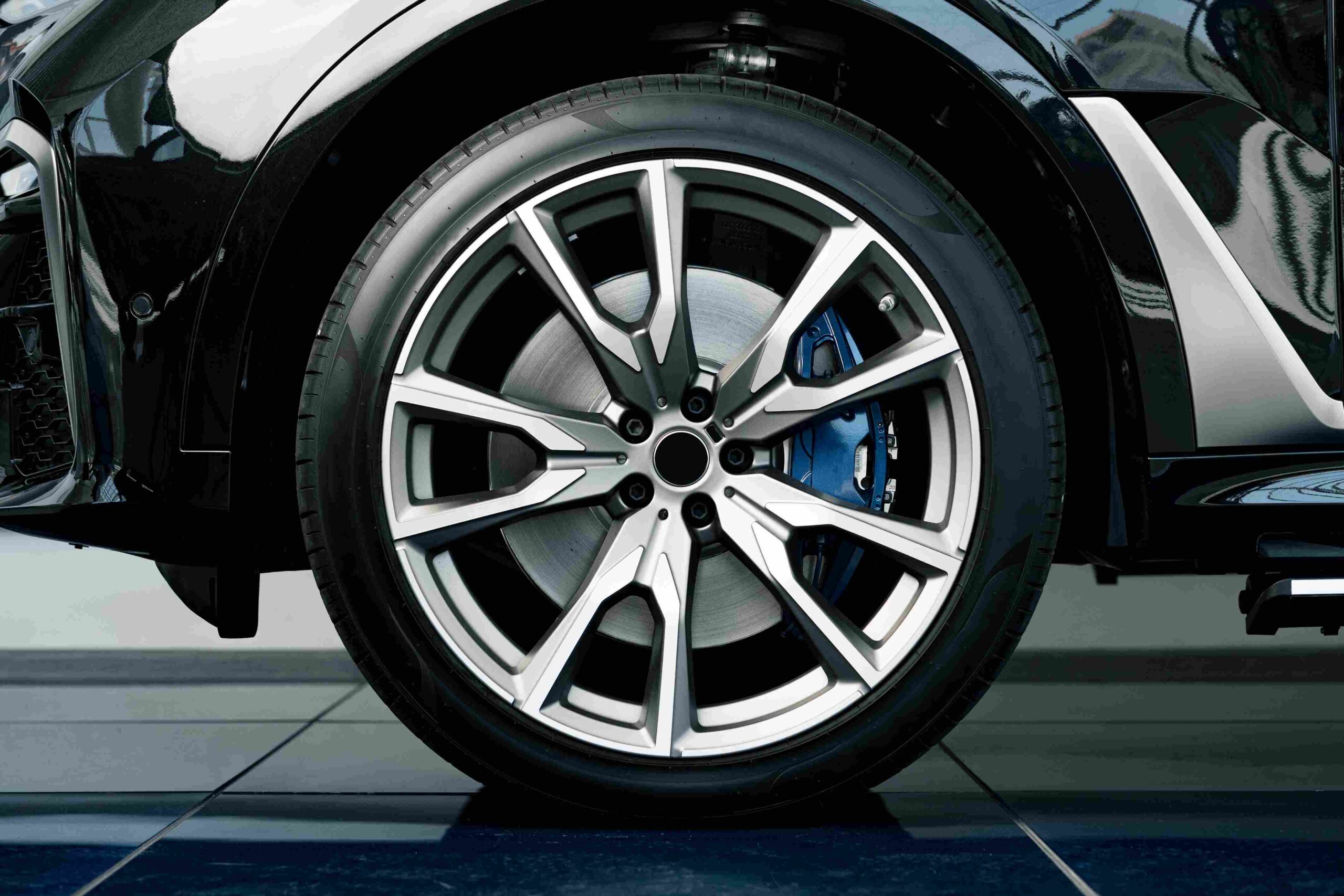 aluminium-rim-of-luxury-car-wheel-close-up